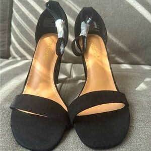 *BRAND NEW* shoe dazzle high heels.